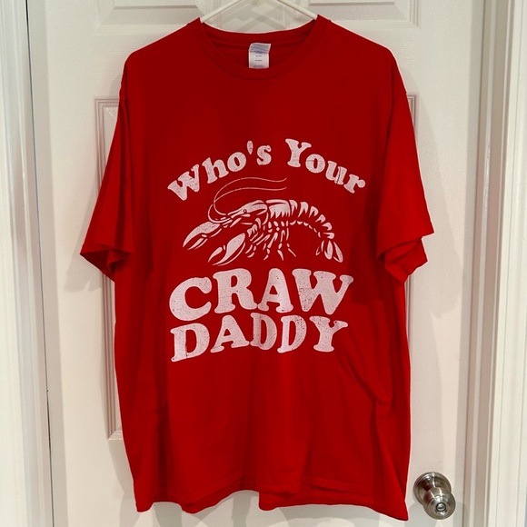 "Who's Your Craw Daddy" Port & Company Men Red Graphic T-Shirt 2XL Novelty GIft - Picture 1 of 8